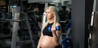 Mulher fazendo musculação para gestantes​ na academia.