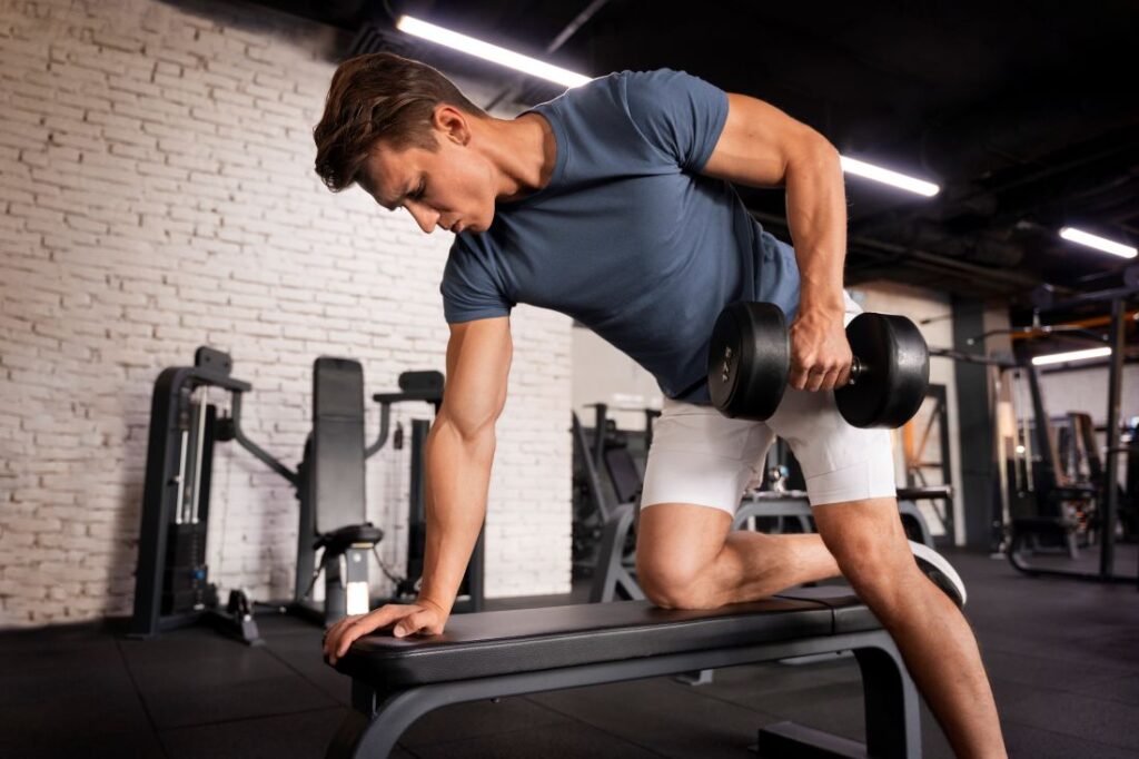 remada unilateral com halter