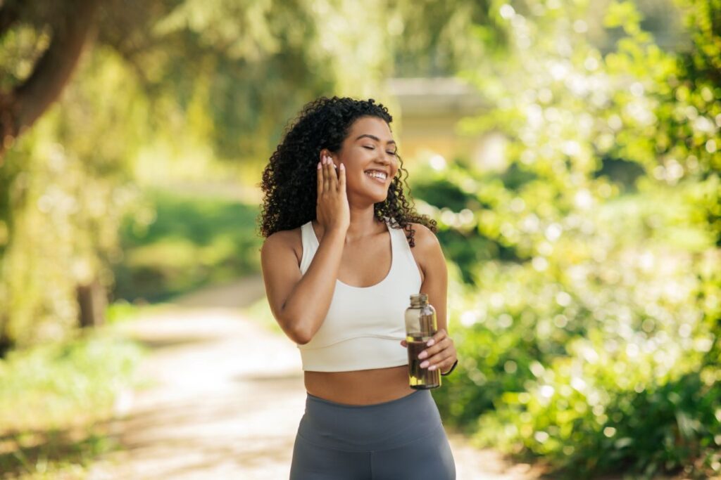 Mulher fazendo atividade física ao ar livre, ilustrando técnicas simples de como aliviar o estresse e ansiedade com exercícios e relaxamento.