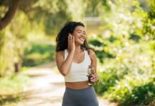 Mulher fazendo atividade física ao ar livre, ilustrando técnicas simples de como aliviar o estresse e ansiedade com exercícios e relaxamento.