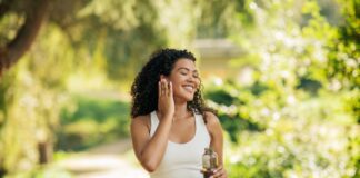 Mulher fazendo atividade física ao ar livre, ilustrando técnicas simples de como aliviar o estresse e ansiedade com exercícios e relaxamento.