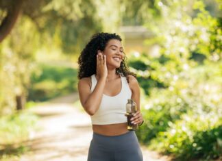 Como aliviar o estresse: 7 estratégias eficazes com exercícios Mulher fazendo atividade física ao ar livre, ilustrando técnicas simples de como aliviar o estresse e ansiedade com exercícios e relaxamento.