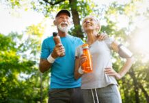 Idoso ativo segurando uma garrafa de água após o treino, representando bem-estar e o uso consciente de suplemento alimentar para idoso com orientação profissional.