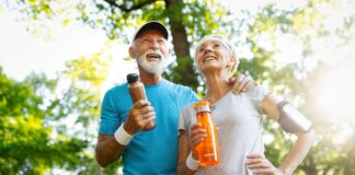 Idoso ativo segurando uma garrafa de água após o treino, representando bem-estar e o uso consciente de suplemento alimentar para idoso com orientação profissional.