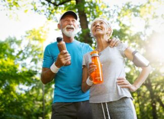Suplemento alimentar para idoso: como escolher o ideal com segurança Idoso ativo segurando uma garrafa de água após o treino, representando bem-estar e o uso consciente de suplemento alimentar para idoso com orientação profissional.