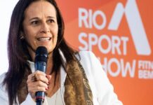 Mônica Marques representando o Brasil em evento internacional do setor fitness como diretora da Cia Athletica