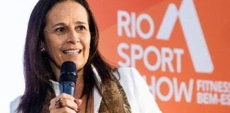 Mônica Marques representando o Brasil em evento internacional do setor fitness como diretora da Cia Athletica