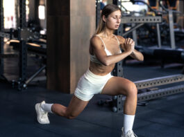 Agachamento peso corporal: benefícios, erros comuns e como evoluir para versões mais avançadas Pessoa executando agachamento peso corporal com técnica correta em academia - agachamento peso corporal