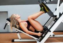 Quantos quilos no leg press para iniciantes? A resposta depende do seu corpo e objetivo Mulher executando leg press com técnica correta - quantos quilos no leg press para iniciantes