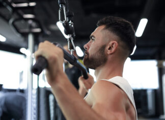 Atleta executando pulley pronado em equipamento profissional de academia - treino de costas