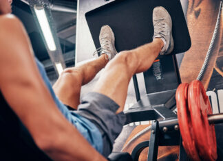 Exercícios para pernas são o que mais impactam seu corpo inteiro — e poucos sabem disso Homem realiza leg press em máquina durante treino de pernas na academia