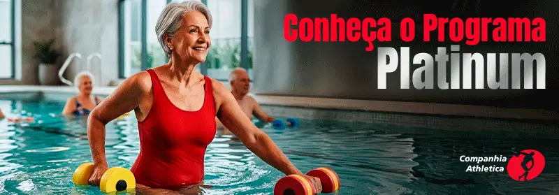 Banner da Cia Athletica mostra mulher idosa praticando hidroginástica em piscina, com pesos aquáticos nas mãos e frase “Conheça o Programa Platinum”.
