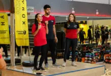 Mônica Marques e outros profissionais da Cia Athletica orientam alunos durante uma atividade em academia.