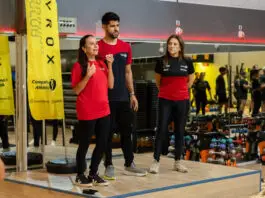 Mônica Marques e outros profissionais da Cia Athletica orientam alunos durante uma atividade em academia.