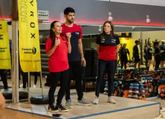 Mônica Marques e outros profissionais da Cia Athletica orientam alunos durante uma atividade em academia.