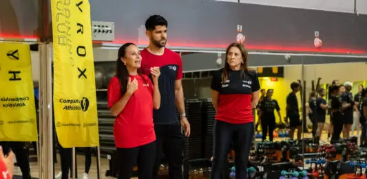 Mônica Marques e outros profissionais da Cia Athletica orientam alunos durante uma atividade em academia.