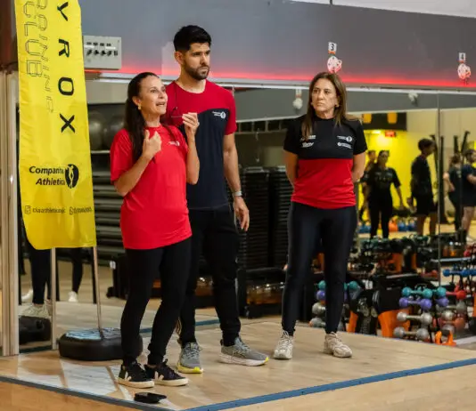 Mônica Marques e outros profissionais da Cia Athletica orientam alunos durante uma atividade em academia.