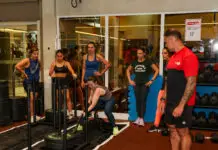Programa de Resultados Cia Athletica: entenda como funciona o acompanhamento individualizado Alunos realizam treino de força em academia com acompanhamento de um profissional da Cia Athletica.