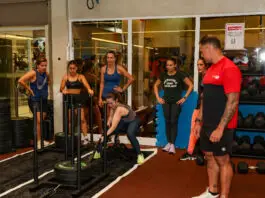 Alunos realizam treino de força em academia com acompanhamento de um profissional da Cia Athletica.